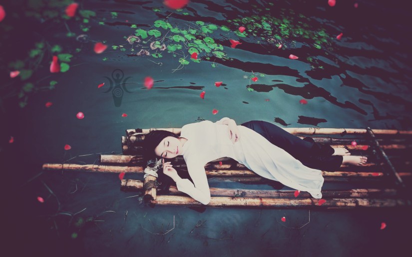 Beautiful-young-girl-sleep-in-wooden-boat
