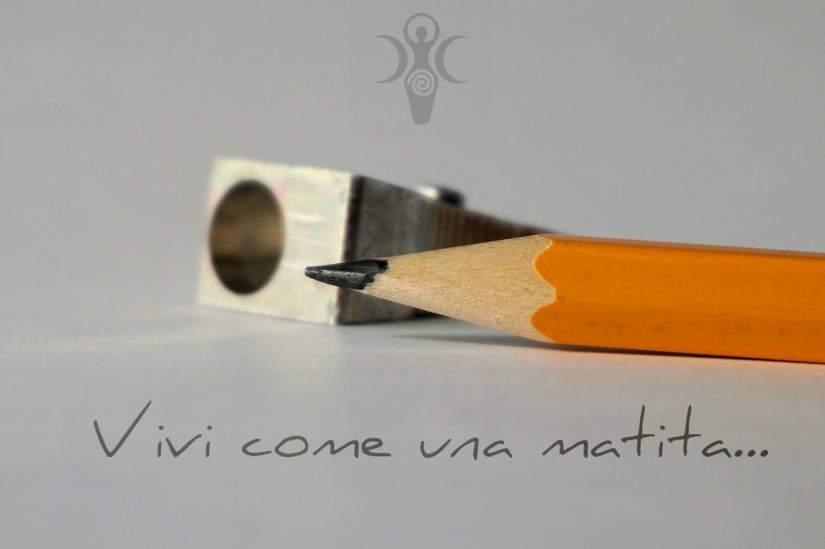 pencil_pencil_sharpener_tips_on_leave_office_accessories_pen_spitzer_close-818596