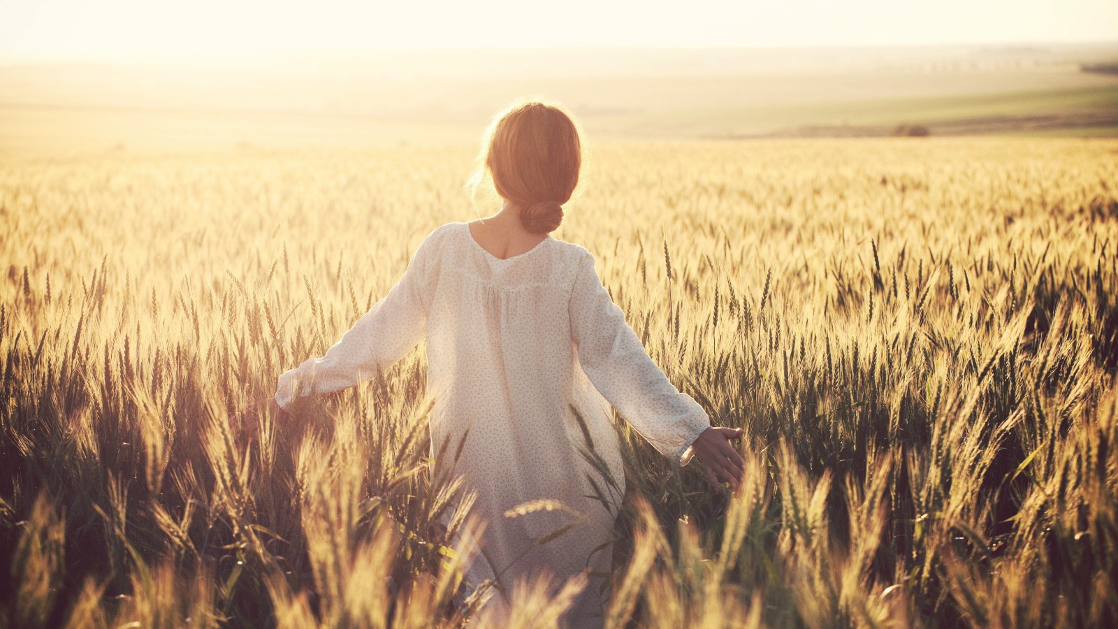 girl_field_wind_walk-600864
